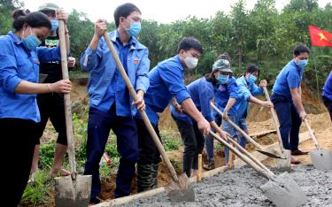 Đoàn viên thanh niên huyện Văn Yên tham gia hỗ trợ bà con nhân dân kiên cố hóa đường giao thông nông thôn.