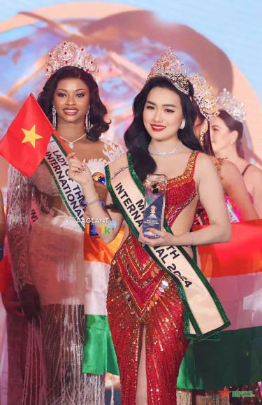 Vũ Thị Hoa giành ngôi vị Hoa hậu Mrs Earth International 2024.