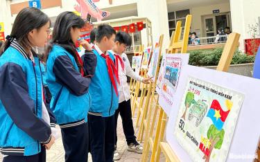 Học sinh Trường THCS Nguyễn Công Trứ (quận Ba Đình) tham quan, tìm hiểu tranh tem bưu chính.