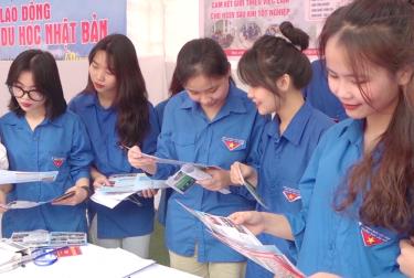 Học sinh bậc trung học phổ thông Yên Bái được tư vấn về các thị trường xuất khẩu lao động như: Đài Loan, Nhật Bản… để có thêm cơ dafabet com được giải quyết việc làm, nâng cao thu nhập.