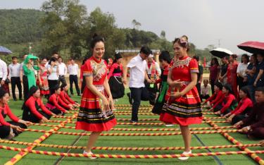 Người dân xã Minh Quán tham gia múa sạp trong Ngày hội Đại đoàn kết toàn dân tộc