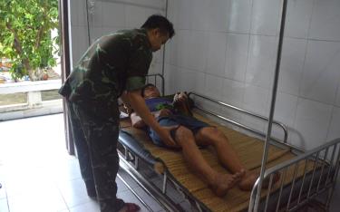 Lực lượng quân y thăm khám ban đầu cho ngư dân.