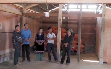 Cán bộ Phòng Lao động, Thương binh và Xã hội huyện Mù Cang Chải kiểm tra công tác xóa nhà dột nát cho hộ nghèo, hộ cận nghèo tại xã Lao Chải
