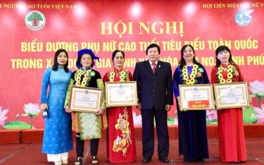 Lãnh đạo cách vào m88 mới nhất Liên hiệp Phụ nữ tỉnh và cách vào m88 mới nhất Người cao tuổi tỉnh cùng 4 đại biểu phụ nữ cao tuổi tham dự cách vào m88 mới nhất nghị biểu dương phụ nữ cao tuổi tiêu biểu toàn quốc trong xây dựng gia đình văn hóa, ấm no, hạnh phúc tại Hà Nội.