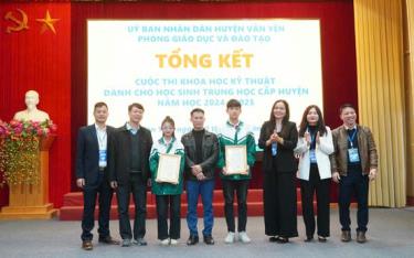 Ban tổ chức Cuộc thi trao giải Nhất cho 2 em Trương Khánh Ngọc và Phạm Hoàng Minh Đăng, lớp 9B, Trường TH & THCS Yên Phú.
