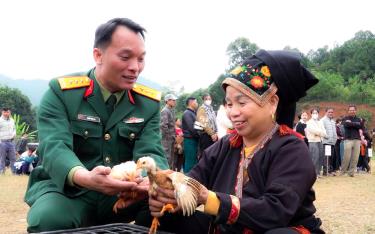 Đồng bào dân tộc thiểu số huyện Văn Yên được hỗ trợ con giống để phát triển kinh tế, vươn lên thoát nghèo.