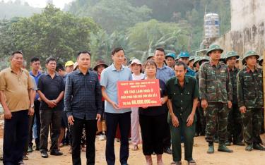 Lãnh đạo Ban Dân vận, Ủy ban Mạt trận Tổ quốc thành phố Yên Bái trao kinh phí hỗ trợ làm nhà cho hộ bị thiệt hại nặng do cơn bão số 3 tại xã Minh Bảo.