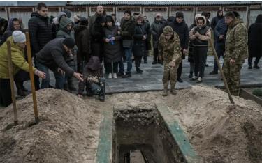 Lễ chôn cất một tử sĩ Ukraine, ngoại ô Kiev, tháng 11/2024