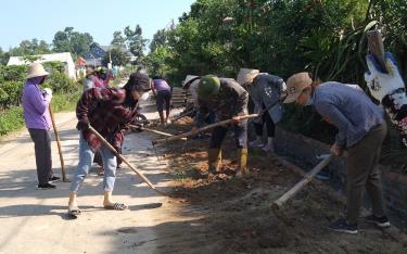 Người dân xã Minh Bảo tham gia tu sửa đường giao thông nông thôn.