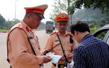 Lực lượng cảnh sát giao thông Công an thành phố Yên Bái tăng cường công tác tuần tra, kiểm soát, xử lý vi phạm về trật tự ATGT.
