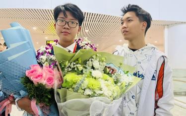 Lê Tùng Lâm (bên trái) được bạn bè ra sân bay đón và chúc mừng sau chiến thắng ở Olympic Khoa m88 mới nhất hôm này trẻ quốc tế 2024.