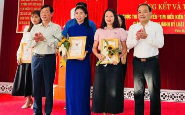 Năm 2024, cô giáo Trịnh Thu Hà (thứ hai, phải sang) nhận giải Nhất tuần 4 Cuộc thi trực tuyến “Tìm hiểu kiến thức về công tác kiểm tra, giám sát và thi hành kỷ luật của Đảng” do Đảng ủy Khối cơ quan và doanh nghiệp tỉnh tổ chức.
