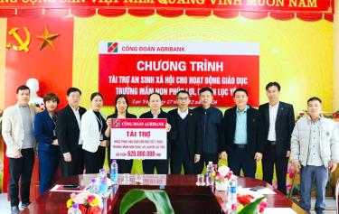 Lãnh đạo Ngân hàng Agribank Bắc Yên Bái trao 620 triệu đồng hỗ trợ của Công đoàn Agribank Việt Nam cho Trường Mầm non Phúc Lợi, huyện Lục Yên.