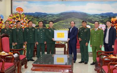 Đồng chí Tạ Văn Long - Phó Bí thư Thường trực Tỉnh ủy, Chủ tịch HĐND tỉnh cùng đoàn công tác chúc mừng cán bộ, chiến sĩ Sư đoàn 355.