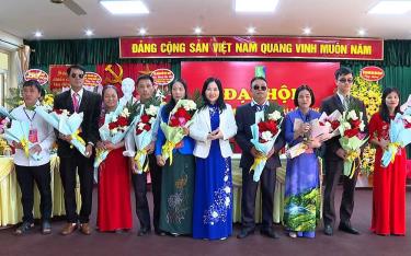 Đồng chí Vũ Thị Hiền Hạnh tặng hoa chúc mừng Ban Chấp hành Hội Người mù, nhiệm kỳ 2024 - 2029 ra mắt Đại hội.