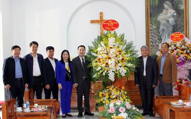 Đồng chí Nguyễn Tuấn Anh - Phó Bí thư Tỉnh uỷ, Chủ tịch UBND tỉnh cùng đoàn công tác tặng hoa chúc mừng Giáo xứ An Thịnh, Văn Yên.