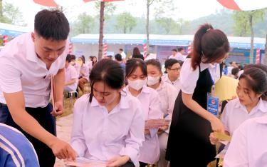 Người lao động trên địa bàn tỉnh Yên Bái tìm hiểu thông tin về xuất khẩu lao động tại Ngày hội việc làm.