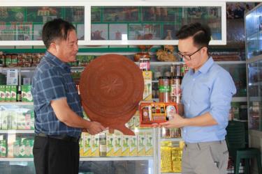 Các sản phẩm quế Yên Bái đã có mặt hầu hết trên các siêu thị lớn trong nước và các sàn thương mại điện tử có uy tín. Ảnh: TTXVN