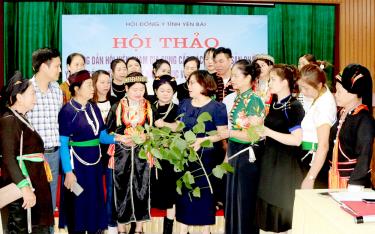 Hội viên Hội Đông y tỉnh Yên Bái trao đổi về tiềm năng phát triển kết hợp các loại dịch vụ chăm sóc sức khỏe và sản phẩm y dược cổ truyền phục vụ khách du lịch