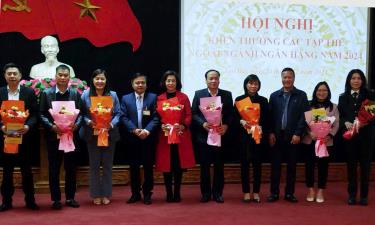 Lãnh đạo Ngân hàng Nhà nước Chi nhánh tỉnh trao thưởng cho các đơn vị có thành tích xuất sắc trong công tác phối hợp