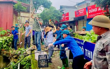 Lãnh đạo, cán bộ, nhân dân phường Đồng Tâm, thành phố Yên Bái tích cực tham gia “Ngày cuối tuần cùng dân”.