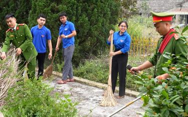 Cán bộ Công an xã Báo Đáp, huyện Trấn Yên cùng với đoàn viên thanh niên tham gia dọn dẹp vệ sinh môi trường.