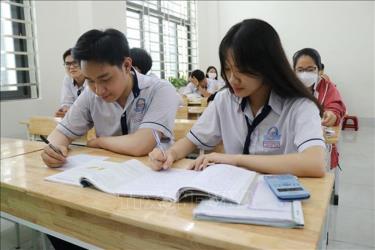 Các chính sách về miễn thi tốt nghiệp Trung học Phổ thông tiếp tục được áp dụng cùng với một số điểm mới liên quan đến việc miễn thi môn Ngoại ngữ và Ngữ Văn. Ảnh minh họa