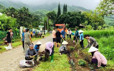 Người dân xã Việt Hồng tham gia dọn dẹp vệ sinh môi trường, tạo cảnh quan sáng, xanh, sạch, đẹp.