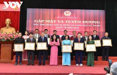 Thứ trưởng Nguyễn Thị Kim Chi trao Bằng khen của Bộ trưởng Bộ GDĐT cho các đơn vị có thành tích trong bồi dưỡng học sinh dự thi Olympic và Khoa học kỹ thuật quốc tế