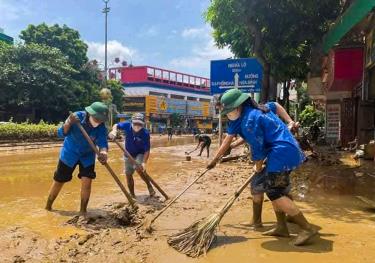 Tuổi trẻ Văn Chấn tham gia hỗ trợ dọn vệ sinh môi trường, khắc phục hậu quả sau thiên tai trên địa bàn thành phố Yên Bái tháng 9/2024.