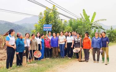 Hội Liên hiệp Phụ nữ xã Lâm Giang, huyện Văn Yên cắm biển tuyến đường tự quản kiểu mẫu tại địa phương.