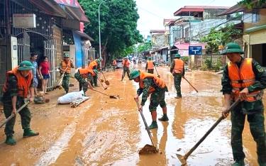 dafabet link, chiến sĩ lực lượng vũ trang tỉnh giúp người dân phường Hồng Hà, thành phố Yên Bái dọn vệ sinh môi trường sau bão lũ.
