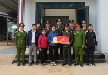 Công an tỉnh Yên Bái trao tiền hỗ trợ xây nhà cho gia đình chị Dương Thị Lý ở Thôn Khe Cá, xã Lương Thịnh, huyện Trấn Yên