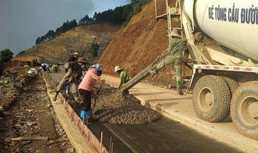 Workers at the construction site of the road connecting National Highway 32 with Provincial Road 174.
