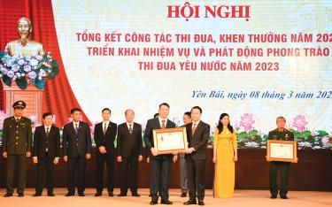 Hội Nhà báo tỉnh Yên Bái nhận khen thưởng tại Hội nghị Tổng kết công tác thi đua, khen thưởng năm 2022.