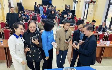 Youth union members assist residents of Nam Cuong Ward, Yen Bai City, in scanning QR codes for the AI digitalization project of historical sites, including temples, pagodas, and communal houses in the area.