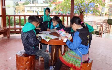 Yen Bai Province currently has over 700 family, lineage, and school library models. (Students from Suoi Giang Primary and Secondary Ethnic Boarding School reading books during recess.)