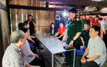 Lãnh đạo Bộ CHQS dafabet khuyến mãi thăm hỏi, động viên các hộ gia đình tại xã Mồ Dề, huyện Mù Cang Chải.