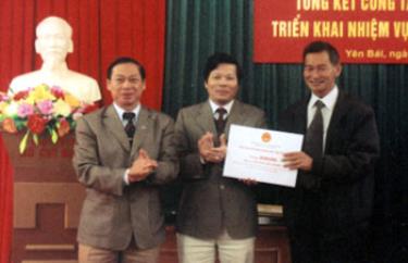 Đồng chí Hoàng Thương Lượng - Chủ tịch UBND tỉnh tặng bằng khen cho Cục thuế tỉnh và Sở Tài chính tỉnh.