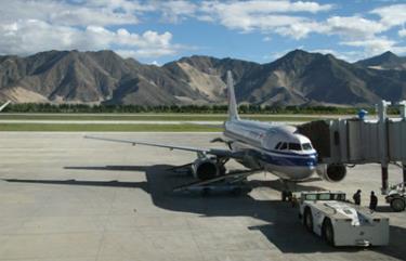 Sân bay Lhasa ở Tây Tạng.
