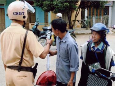 Đội cảnh sát giao thông huyện Mù Cang Chải kiểm tra nồng độ cồn đối với những người sử dụng phương tiện tham gia giao thông.
