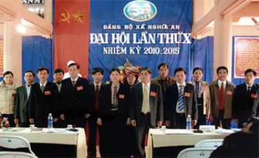 Ra mắt Ban chấp hành Đảng bộ xã khóa X.
