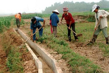 Nông dân Trấn Yên tu sửa kênh mương để phục vụ sản xuất vụ lúa chiêm xuân.
