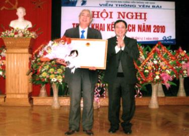 Đồng chí Phạm Duy Cường  - Phó chủ tịch UBND tỉnh trao tặng Huân chương Lao động hạng Nhì cho  ông Trương Trọng Nghĩa - Nguyên đốc viễn thông Yên Bái.