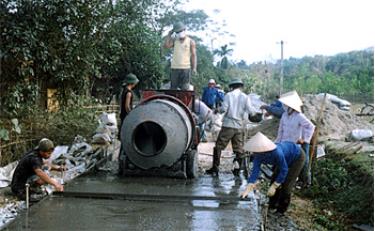 Nhân dân xã Yên Thắng (Lục Yên) đóng góp công sức, tiền của cùng sự hỗ trợ của Nhà nước bê tông hóa đường nông thôn.
(Ảnh: Hoàng Xuân Khánh)