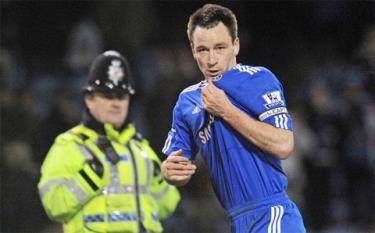 Terry hôn phù hiệu CLB Chelsea sau khi ghi bàn