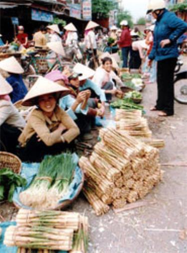 Đặc sản măng sặt bày bán tại chợ nông sản Mường Lò.
(Ảnh: Thanh Miền)
