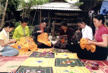 Nhiều lao động ở thị xã Nghĩa Lộ có thêm việc làm với nghề dệt thổ cẩm. (Ảnh: Thu Hạnh)