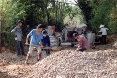 Đường giao thông xã Giới Phiên được bê tông hóa là một mô hình dân vận khéo hiệu quả.
