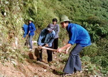 Thanh niên tình nguyện giúp dân làm đường tại xã Bản Mù (Trạm Tấu).